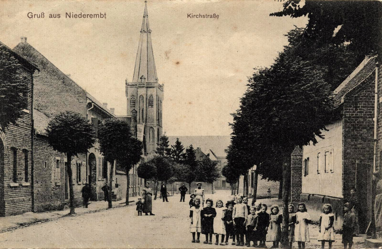 Die Kirchstraße in Niederembt um 1900