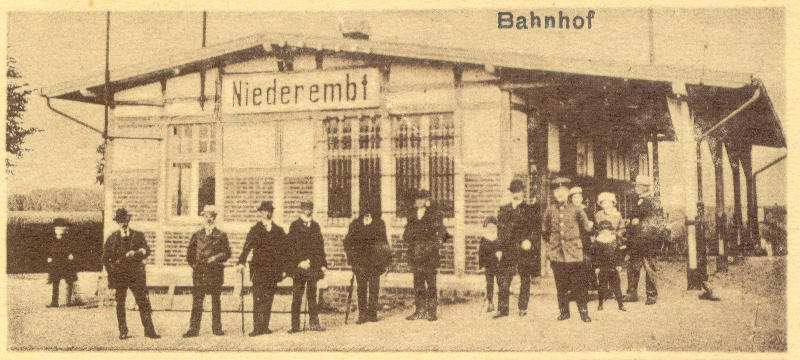 Der Bahnhof von Niederembt um 1912 *)