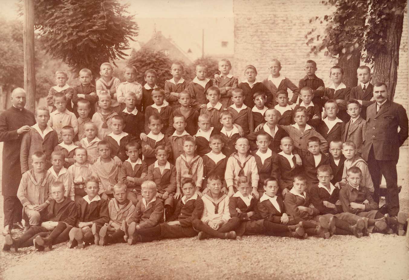 Jungenklasse 1924 mit Pfarrer Franz Bertrams und Lehrer Herrn Conrad Reinhartz 