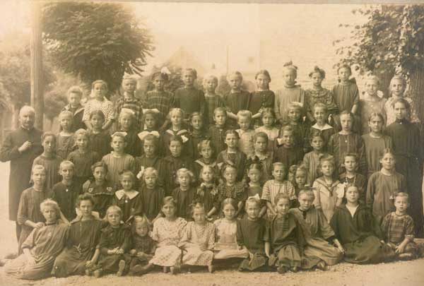 Mädchenklasse 1924 mit Pfarrer Franz Bertrams und Lehrerin Frau Kotett