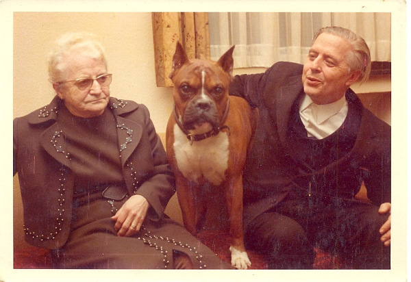 1960er Pfarrer Gottfried Schmitz mit Haushälterin Beatrix und Hund Dixi