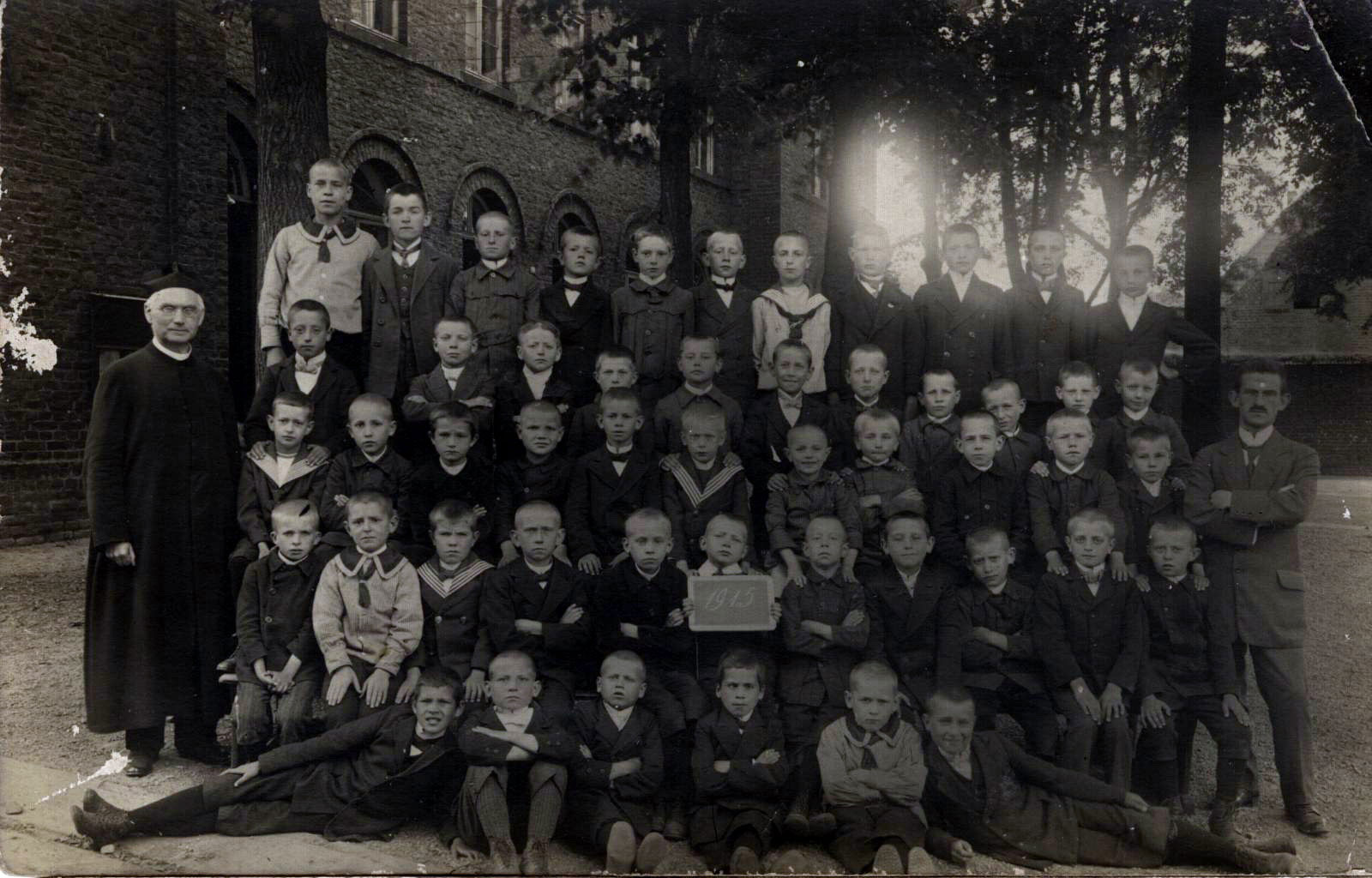 Schüler mit Lehrer und Pfarrer Matthias Nettekoven 1915 