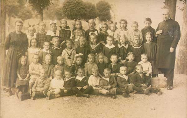 1 und 2. Schuljahr 1923 mit Pfarrer Franz Bertrams 